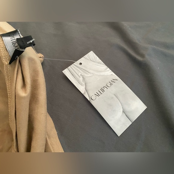 CALLIPYGIAN TIE FRONT BRA CROP TOP (BEIGE) - Picture 3 of 6